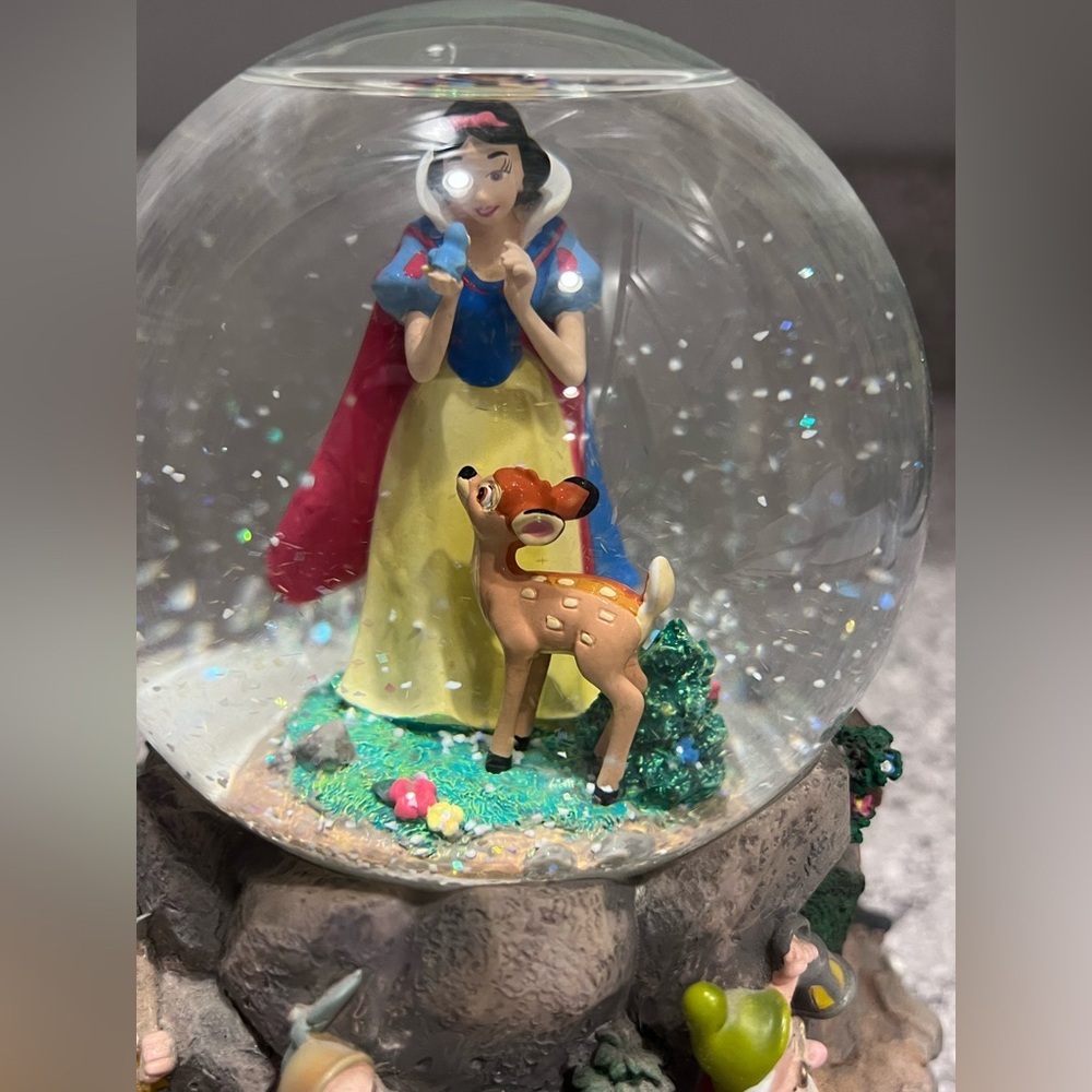 Disney: vintage Snow White and Deer Snow Globe